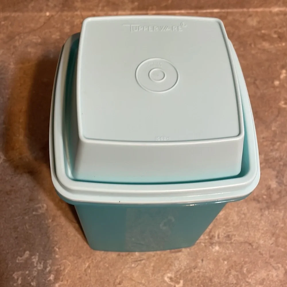 Tupperware Pick-a-Deli Container - Picture 3 of 7